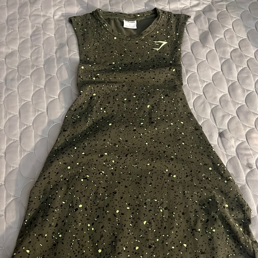 Cutoff sleeve gym shark top